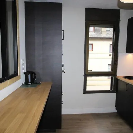 Appartement Luchon T2 Renové Avec Balcon Et Parking - Fr-1-313-211 *