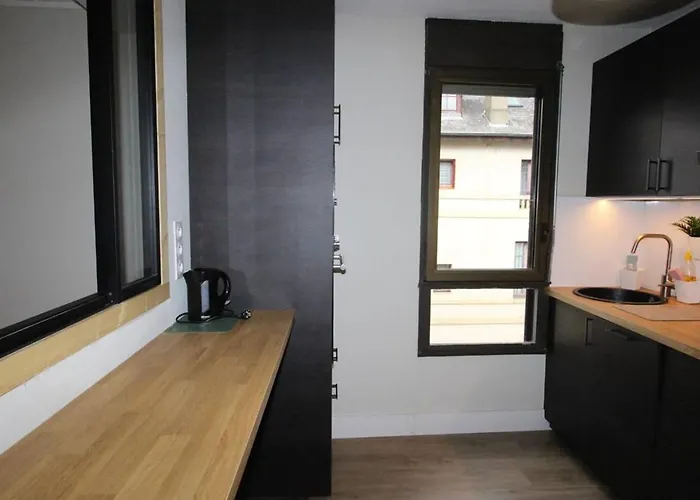 Appartement Luchon T2 Renové Avec Balcon Et Parking - Fr-1-313-211 *